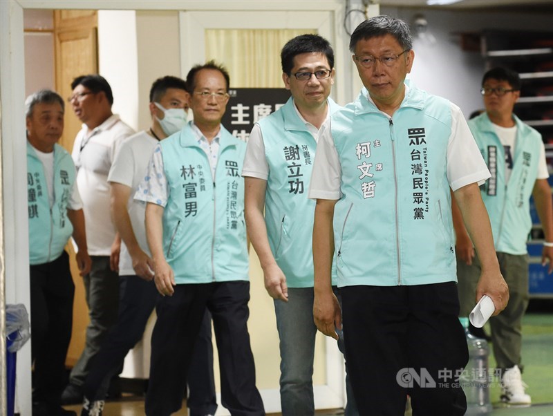 台灣民眾黨主席柯文哲(前右起)、秘書長謝立功2日下午赴國立體育大學綜合體育館,出席民眾黨成立週年黨慶暨黨員大會。中央社記者張新偉攝 109年8月2日