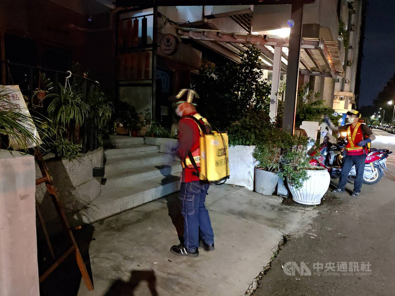 一名來台工作的比利時工程師確診武漢肺炎，由於個案曾涉足台中市兩家酒吧，台中市環保局1日晚上前往兩家酒吧展開外圍環境消毒作業。（台中市政府提供）中央社記者郝雪卿傳真　109年8月2日