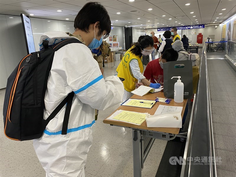 中央流行疫情指揮中心9日公布國內新增1例武漢肺炎境外移入病例。圖為桃園機場檢疫調查。(中央社檔案照片)