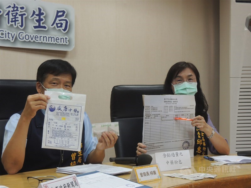 台中市議員張彥彤全家鉛中毒事件,台中市衛生局2日表示,初驗自費中藥粉鉛含量竟超過法令規定509倍,已要求醫師停止門診1個月靜待司法調查,並依醫師法規定移付懲戒。中央社記者郝雪卿攝 109年8月2日