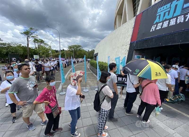 台灣民眾黨黨員大會2日在桃園國立體育大學綜合體育館登場,數千名黨員齊聚,不畏酷日、井然有序入場。中央社記者邱俊欽桃園攝 109年8月2日