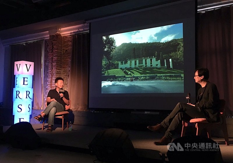 資深媒體人張鐵志(右)創立跨領域文化雜誌VERSE,2日邀請創刊號主題人物現身對談,建築師黃聲遠(左)表示,疫情讓時間慢下來,反而能讓人自由體驗人生。中央社記者葉冠吟攝 109年8月2日