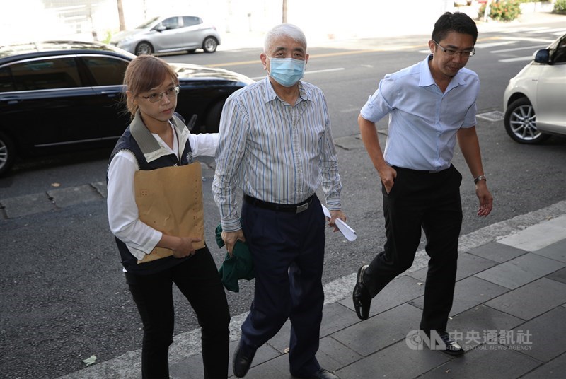 台北地檢署偵辦立委涉收賄案,台北地院2日下午先就李恆隆(中)、郭克銘案情部分開羈押庭。(中央社檔案照片)
