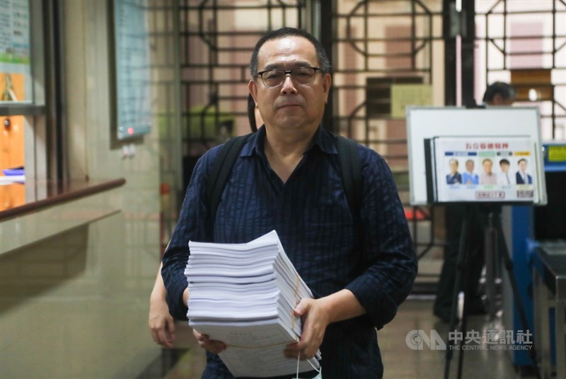 台北地檢署偵辦立委涉收賄案,聲押禁見立委蘇震清、廖國棟等10人,台北地方法院法官2日下午3時30分先就前太流負責人李恆隆、是知管理顧問公司總經理郭克銘案情部分開羈押庭,約晚間6時李恆隆辯護律師杜英達(圖)出面向媒體說明開庭進度。中央社記者王騰毅攝 109年8月2日