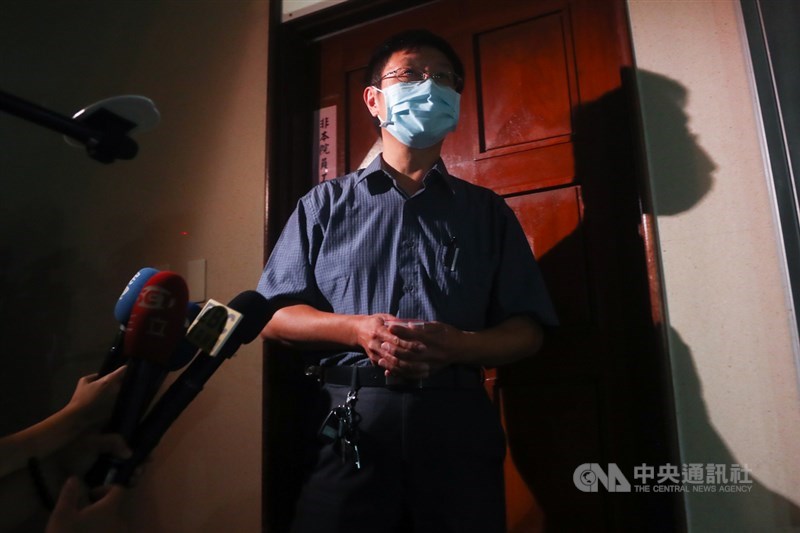 台北地檢署偵辦立委涉收賄案聲押禁見10人。北院2日先就前太流負責人李恆隆部分開庭,經過兩個半小時訊問後,法官諭知李恆隆暫押候審室,3日繼續開庭,李恆隆的江姓司機(圖)晚間到法院送腎臟藥物給李恆隆。中央社記者王騰毅攝 109年8月2日