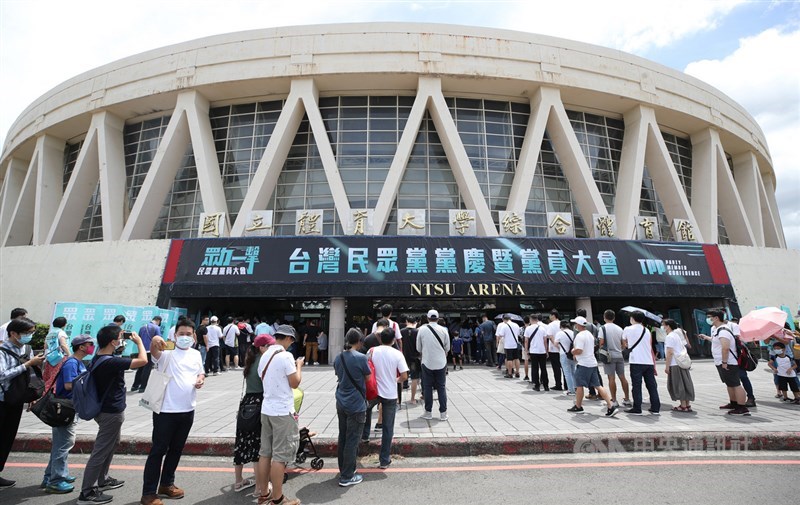 台灣民眾黨黨慶暨黨員大會2日在國立體育大學綜合體育館舉行,黨員在場外排隊依序進場。中央社記者張新偉攝 109年8月2日