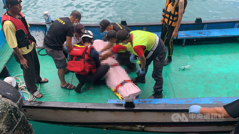 徐姓男子2日與3名友人一同到宜蘭粉鳥林秘境海域自由潛水失蹤,經消防和海巡搜索後,下午在烏石鼻海域發現徐男遺體。(讀者提供)中央社記者王朝鈺傳真 109年8月2日