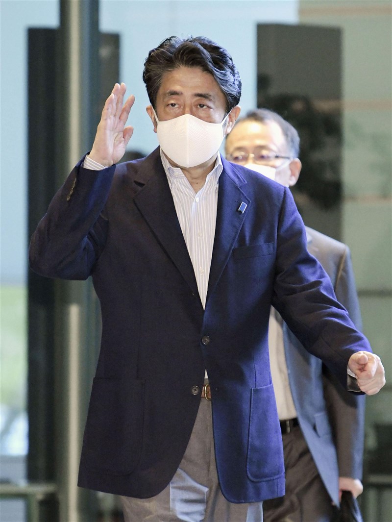 日本首相安倍晉三1日換上能包覆到下巴正常尺寸的口罩。安倍身旁人士說,該口罩是福島縣製造,有支援震災後重建的意涵。(共同社)