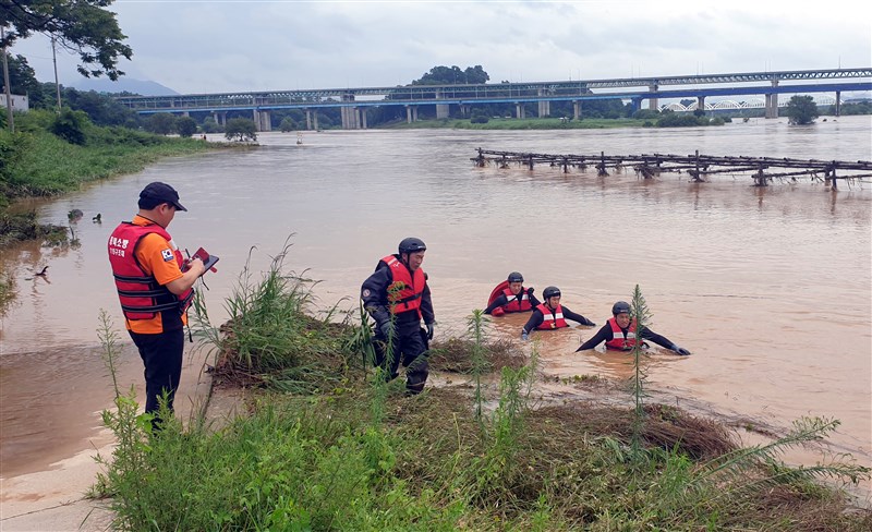 韓國中部部分地區洪水氾濫,忠清北道忠州市1名消防員2日在防汛過程中被急流捲走,搜救團隊搶救中。(韓聯社)
