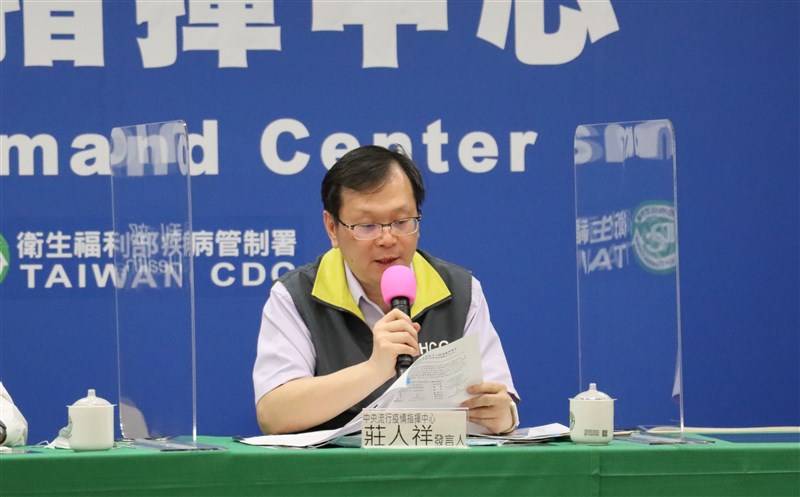 外傳調查局員工接觸到確診武漢肺炎的逃逸移工遭隔離。指揮中心發言人莊人祥(圖)2日表示,此事純屬誤傳。(指揮中心提供)