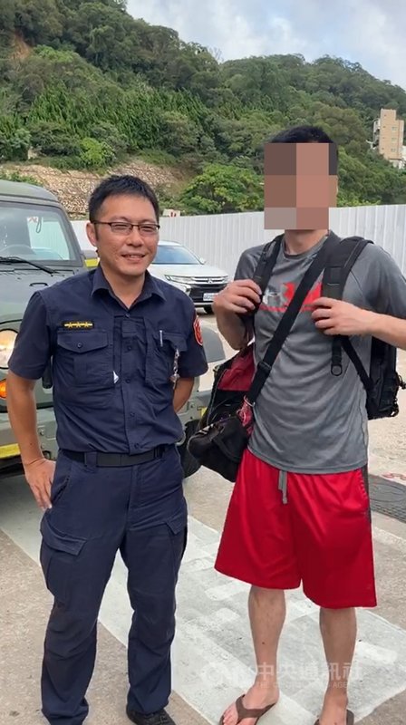 郵輪「探索夢號」遊客江姓男子因行李遺失報案,警方透過監視錄影追蹤失物,花費2小時,在郵輪離港返航前,成功尋獲失物,讓遊客順利登船。(南竿警察所提供)中央社記者邱筠馬祖傳真 109年8月2日