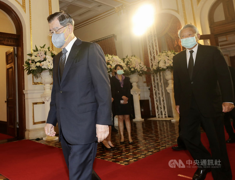 前總統李登輝辭世,總統府在台北賓館設置追思會場供民眾悼念;前副總統蕭萬長(左)3日上午前往會場致意。中央社記者張皓安攝 109年8月3日