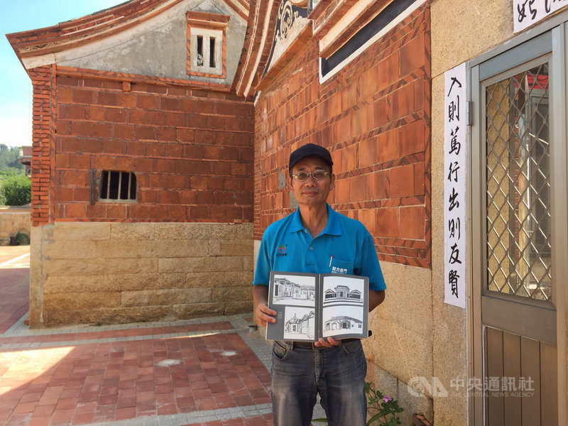 金門退休國小老師陳為論（圖）持已故畫家席德進的畫冊，指出畫冊中速寫的古民宅，就是他腳後如今已拆除的自家小房間。陳為論說，他就是在這裡認識席德進。中央社記者黃慧敏攝　109年8月3日
