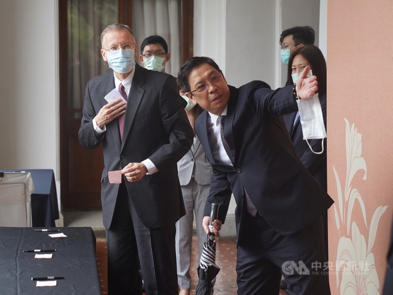 前總統李登輝辭世,總統府在台北賓館設置追思會場供民眾悼念,美國在台協會(AIT)處長酈英傑(Brent Christensen)(左)3日上午前往致意。中央社記者徐肇昌攝 109年8月3日