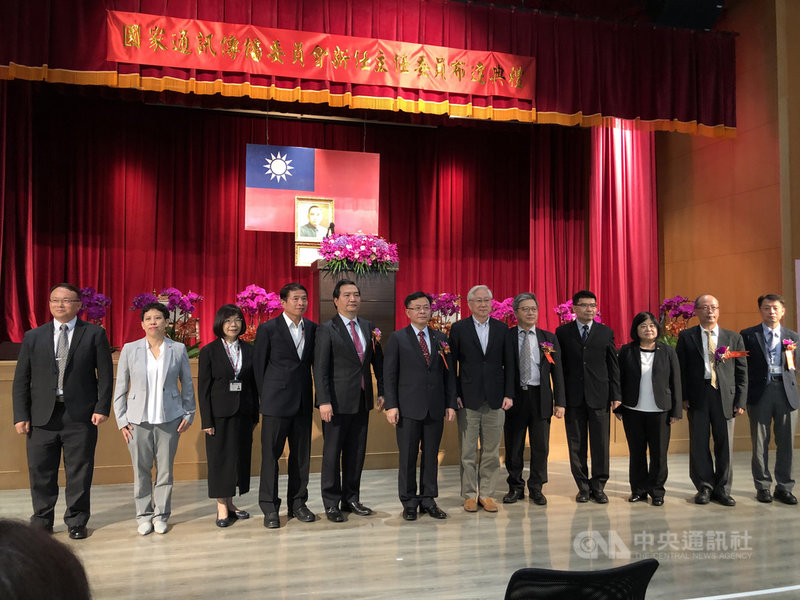 3日舉行NCC主委布達典禮,行政院政務委員羅秉成(左5)擔任主持人,圖為NCC主任委員陳耀祥(左6)、科技部長吳政忠(右6)、行政院科技會報執行秘書蔡志宏(右5)以及其他新任NCC委員合影。中央社記者蘇思云攝 109年8月3日