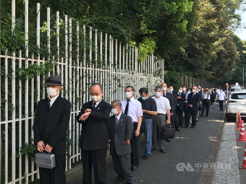 李前總統辭世,駐日本代表處今起設置追思處所供日本各界追悼,駐處外大排長龍。中央社記者楊明珠東京攝 109年8月3日