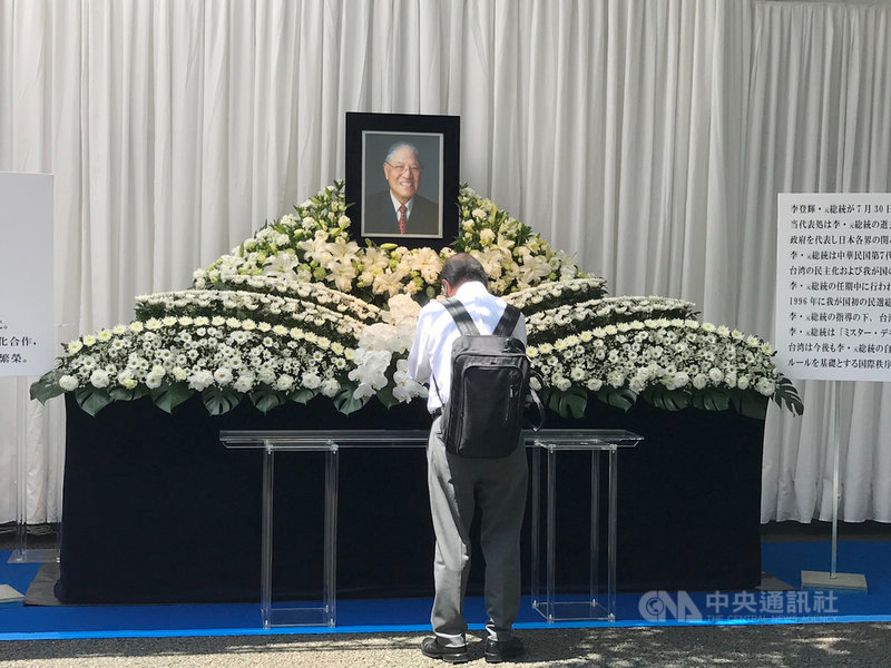 駐日處設置李前總統追思處所日本民眾前往致哀。中央社記者楊明珠東京攝 109年8月3日