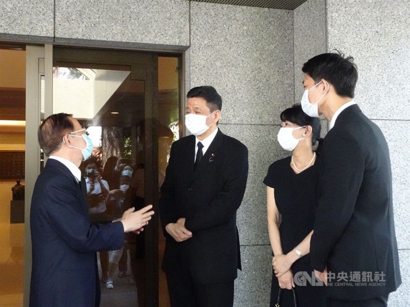 日本首相安倍晉三胞弟、眾議員岸信夫(左2)與妻兒前來代表處,對李前總統辭世表達哀悼。中央社記者楊明珠東京攝 109年8月3日