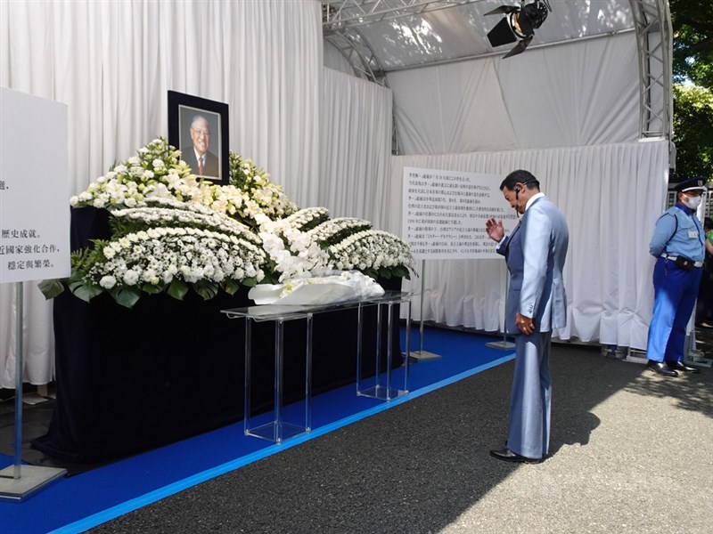 前總統李登輝7月30日辭世,駐日代表處3日起設置追思處所,日本副首相麻生太郎、前首相森喜朗等多位政要、台僑、民眾等約500多人前來表達追思。中央社記者楊明珠東京攝 109年8月3日