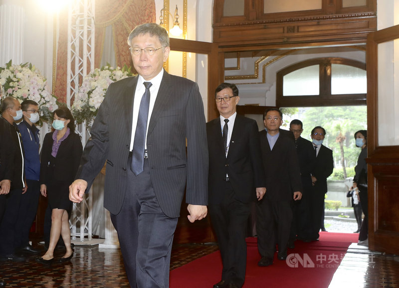 前總統李登輝辭世,台北市長柯文哲(前)3日上午到台北賓館追思會場致意,神情肅穆。中央社記者張皓安攝 109年8月3日