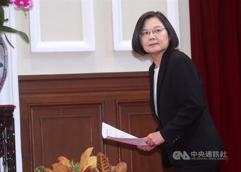 總統蔡英文3日在總統府回應立委涉收賄案,提醒所有執政團隊「升官發財,請走別路」,執政目標是為讓台灣更好,切勿因一時疏忽,砸掉人民的信任。中央社記者鄭傑文攝 109年8月3日