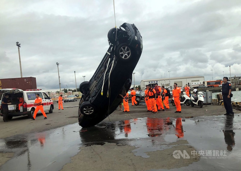 嘉義縣布袋商港3日發生一輛自小客車不明原因落海意外,海巡署出動吊車將落海車輛吊掛上岸,但車內男駕駛已明顯死亡;事故原因待調查釐清。(海巡署第四岸巡隊提供)中央社記者黃國芳傳真 109年8月3日