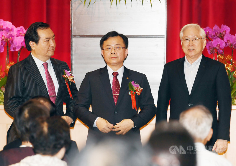 國家通訊傳播委員會(NCC)主任委員陳耀祥(中)布達典禮3日在集思交通部會議中心舉行,由行政院政務委員羅秉成(左)擔任主持人,科技部長吳政忠(右)也出席。中央社記者施宗暉攝 109年8月3日