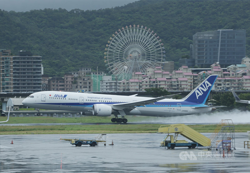 全日空航空(ANA)表示,為顧及日籍旅客來台進行商務差旅以及在台日人返鄉需求,3日起起復飛松山羽田航線,預計每週一及每週五使用波音787-8客機。中央社記者裴禛攝 109年8月3日