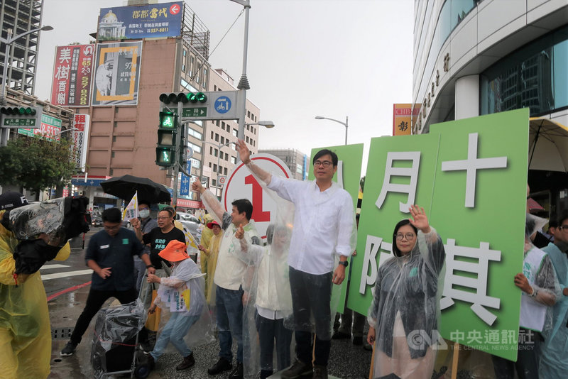 民進黨高雄市長補選候選人陳其邁(前右2)3日一早在民進黨立委管碧玲(前右)等人陪同下,在大順、博愛路口拜票,向往來人車揮手致意,爭取支持。中央社記者王淑芬攝 109年8月3日