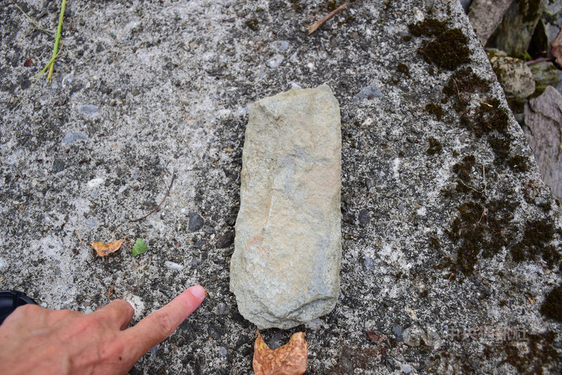 花蓮萬榮鄉西林村內有一處「支亞干遺址」,這是全國最大的史前玉器製作的遺址,歷年來獲台灣考古學界重視。圖為出土的斧鋤形器。(花蓮縣文化局提供)中央社記者李先鳳傳真 109年8月3日