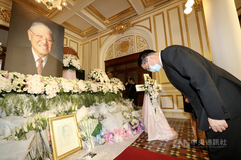前總統李登輝辭世,台北賓館追思會場3日第3天開放,外交部長吳釗燮(右)上午前往會場致意。中央社記者張皓安攝 109年8月3日