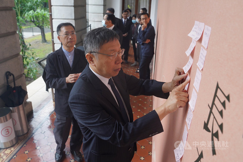 前總統李登輝辭世,台北市長柯文哲(前)3日上午率市府團隊前往台北賓館追思會場,寫下留言悼念李登輝。中央社記者徐肇昌攝 109年8月3日