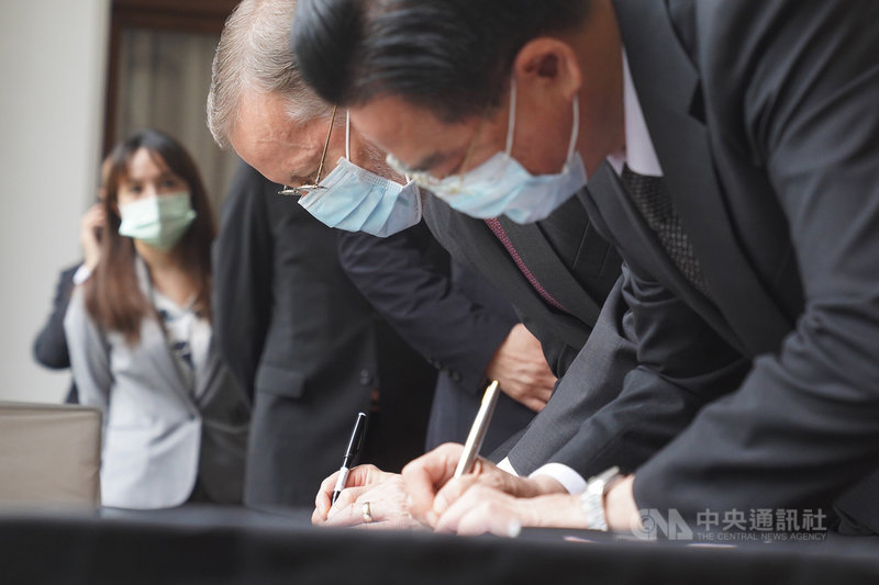 前總統李登輝辭世,總統府在台北賓館設置追思會場供民眾悼念,美國在台協會(AIT)處長酈英傑(Brent Christensen)(右2)與外交部長吳釗燮(右)3日上午前往會場致意,兩人寫下追思紙條悼念李登輝。中央社記者徐肇昌攝 109年8月3日