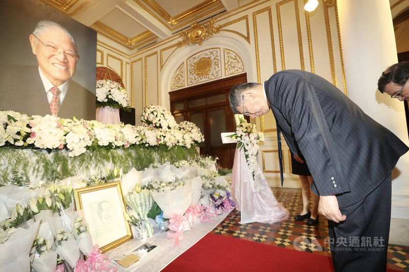 前總統李登輝辭世,台北市長柯文哲(右)3日上午前往台北賓館追思會場悼念李登輝,向李登輝鞠躬致意。中央社記者張皓安攝 109年8月3日