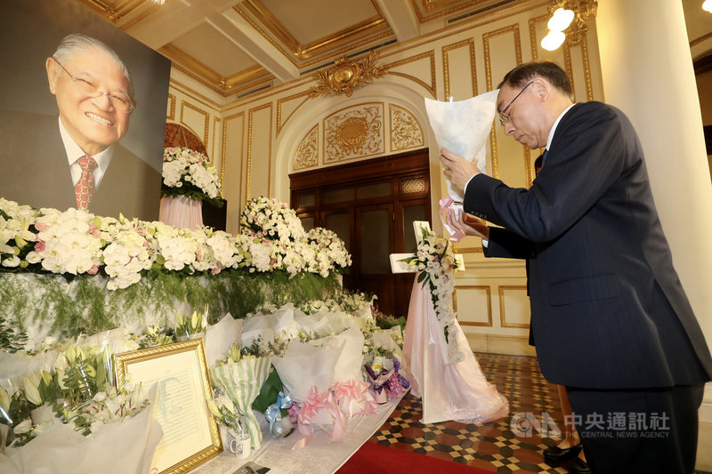 前總統李登輝辭世,法務部長蔡清祥(右)3日上午前往台北賓館追思會場獻花致意。中央社記者張皓安攝 109年8月3日