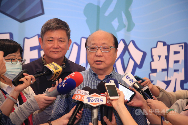 台中市議員張彥彤全家服用中藥粉而鉛中毒,前台中市長胡志強(右)也曾前往同家中醫診所調養身體,他3日出席活動接受聯訪時表示,他與家人目前都沒任何問題。中央社記者郝雪卿攝 109年8月3日