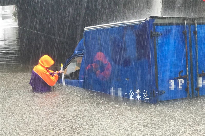受到颱風哈格比影響，桃園市各區都出現明顯雨勢，3日大園區一處涵洞道路淹水1公尺，造成1輛小貨車拋錨受困，駕駛自行逃出，警方已通知大園區公所人員到場協助抽水，並另行通知車主到場進行後續處理。（桃園市政府消防局提供）中央社記者吳睿騏桃園傳真　109年8月3日