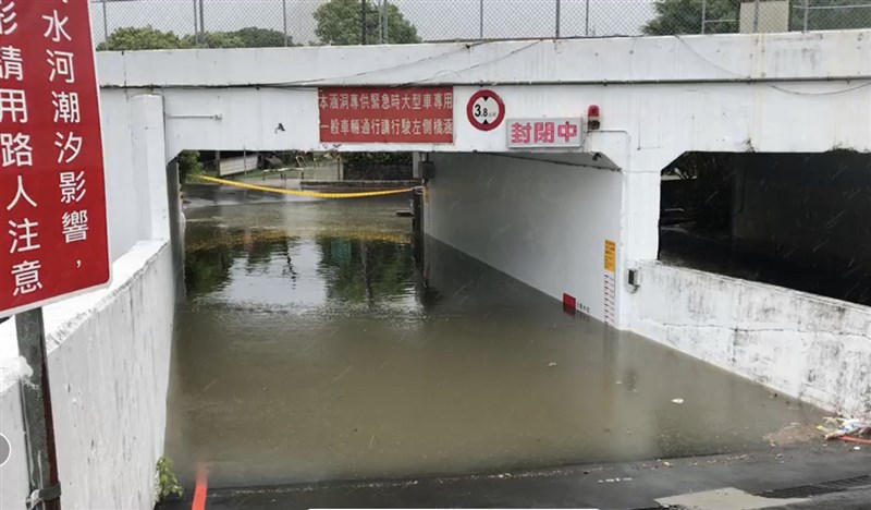 颱風哈格比外圍環流帶來強降雨,新北市淡水區民權一街上的涵洞淹水,目前封閉禁止民眾通行。(警方提供)中央社記者葉臻傳真 109年8月3日