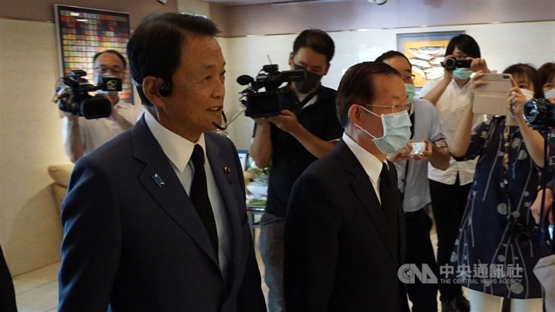 日本副首相麻生太郎前往駐日代表處悼念前總統李登輝,之後進入駐日代表謝長廷的辦公室,現任日本高階官員前往駐日處相當少見。中央社記者楊明珠東京攝 109年8月3日
