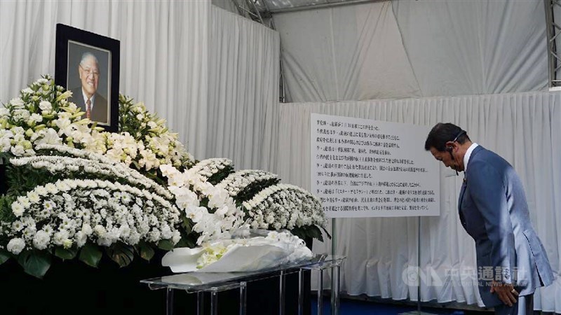 日本副首相麻生太郎前往駐日代表處弔唁李前總統辭世,並向駐日處致意。中央社記者楊明珠東京攝 109年8月3日