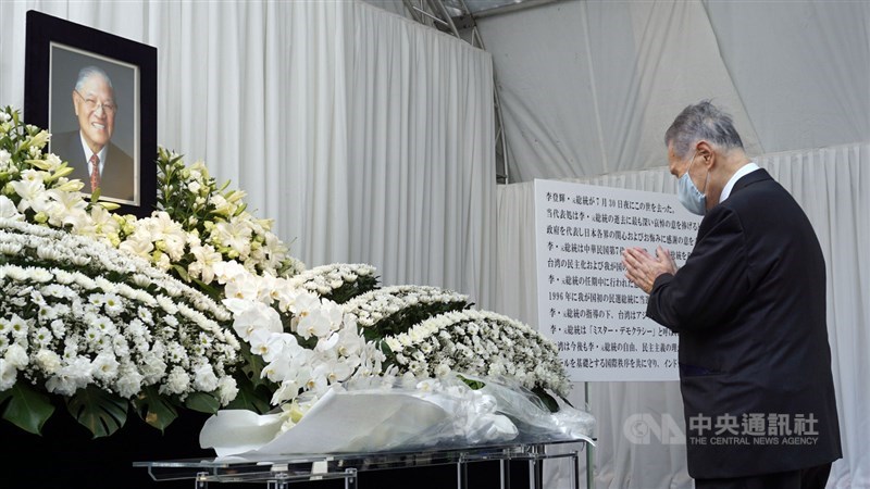 駐日代表處設「悼念李前總統登輝先生逝世簽名處」,日本前首相森喜朗到場表達追悼之意。日媒報導,他可能代表日本前來台灣參加喪禮。中央社記者楊明珠東京攝 109年8月3日