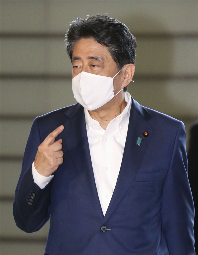 日本截至3日上午10時止,共有3萬9983人感染武漢肺炎。日本首相安倍晉三呼籲民眾戴口罩出門,以預防感染。(共同社)