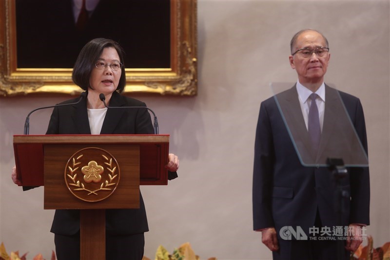 總統府秘書長蘇嘉全請辭獲准,總統蔡英文(左)3日宣布由前國家安全會議秘書長李大維(右)接任總統府秘書長。 中央社記者鄭傑文攝 109年8月3日