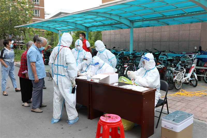 中國新疆省連續爆發許多武漢肺炎確診病例,10日新增的44例中13例本土病例均在烏魯木齊市。圖為1日新疆民眾排隊進行核酸檢測。(中新社)