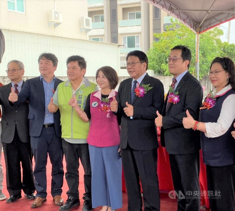 民進黨立委蘇震清涉立委集體收賄案,目前遭聲押調查。屏東縣長潘孟安、民進黨立委周春米及莊瑞雄今天在恆春旅遊醫院新建大樓動土典禮中受訪都表示,希望司法勿枉勿縱。(莊瑞雄服務處提供)中央社記者郭芷瑄傳真 109年8月3日