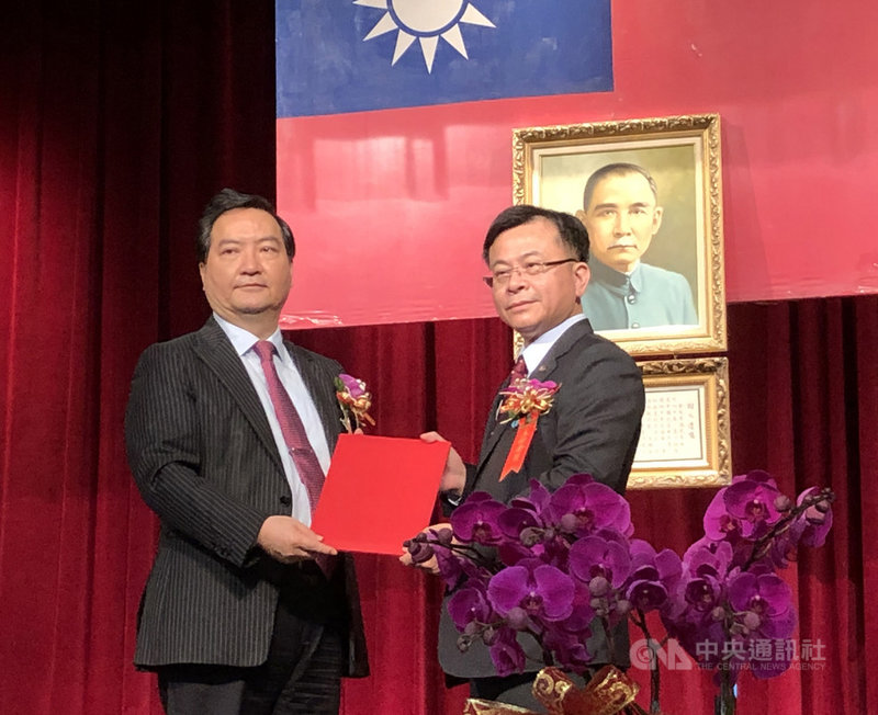 新一屆NCC委員任期自8月1日開始,3日舉行舉行NCC主任委員陳耀祥(右)布達典禮,由行政院政務委員羅秉成(左)擔任主持人。中央社記者蘇思云攝 109年8月3日