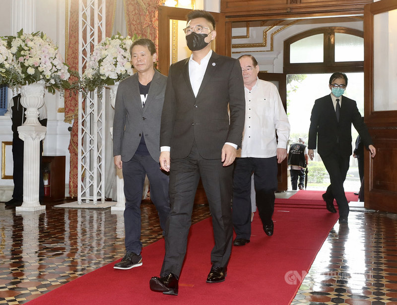 前總統李登輝7月30日病逝,享耆壽98歲。國民黨主席江啟臣(前)、國民黨立法院黨團總召林為洲(左)等3日上午前往追思會場致意。中央社記者張皓安攝 109年8月3日