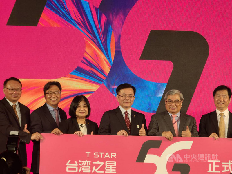 台灣之星宣布5G正式開台,成為國內第4家開通5G服務的電信業者。圖右2台灣之星董事長林清棠。中央社記者江明晏攝 109年8月4日