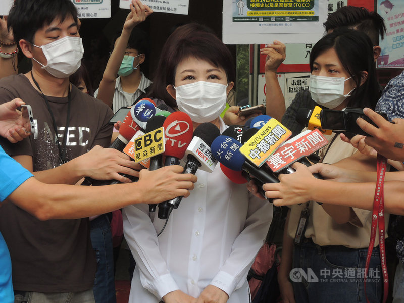 台中市長盧秀燕(中)4日宣布啟動戴口罩及實聯制查察專案,她說,為保護市民安全,市府寧可過度準備、備而不用,首波將優先針對電梯、補習班、電影院、K書中心、KTV等中央宣示的5大場所,以柔性勸導方式展開查察,未來將視疫情狀況,逐步調整因應作為。中央社記者郝雪卿攝 109年8月4日