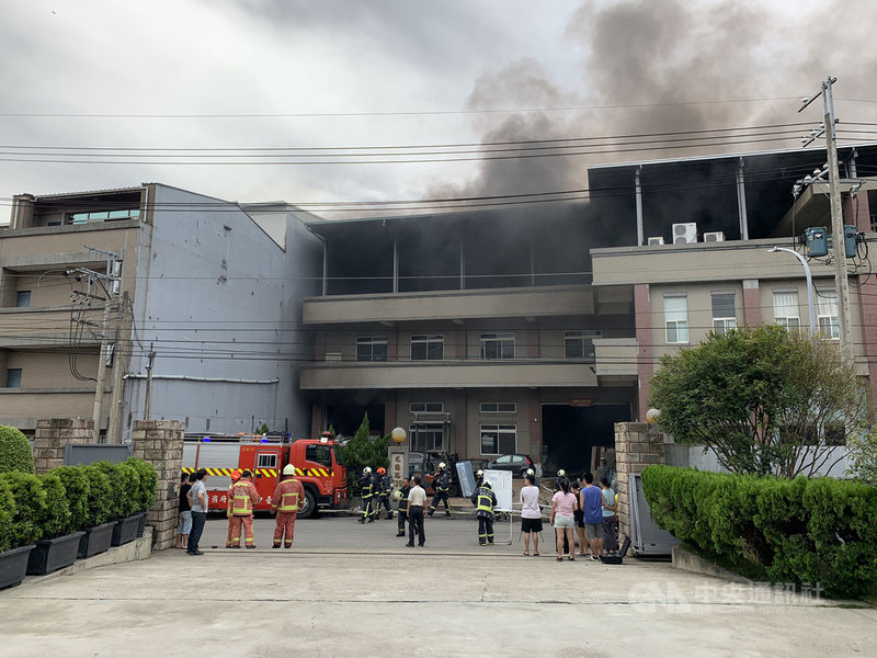 台中市消防局4日下午3時5分獲報指出,太平區光德路一間家具工廠傳出火警,派遣人車前往搶救,現場一名年約35歲人員身上有多處燒燙傷,救出後送往中國醫藥大學附設醫院救治。(台中市消防局提供)中央社記者蘇木春傳真 109年8月4日